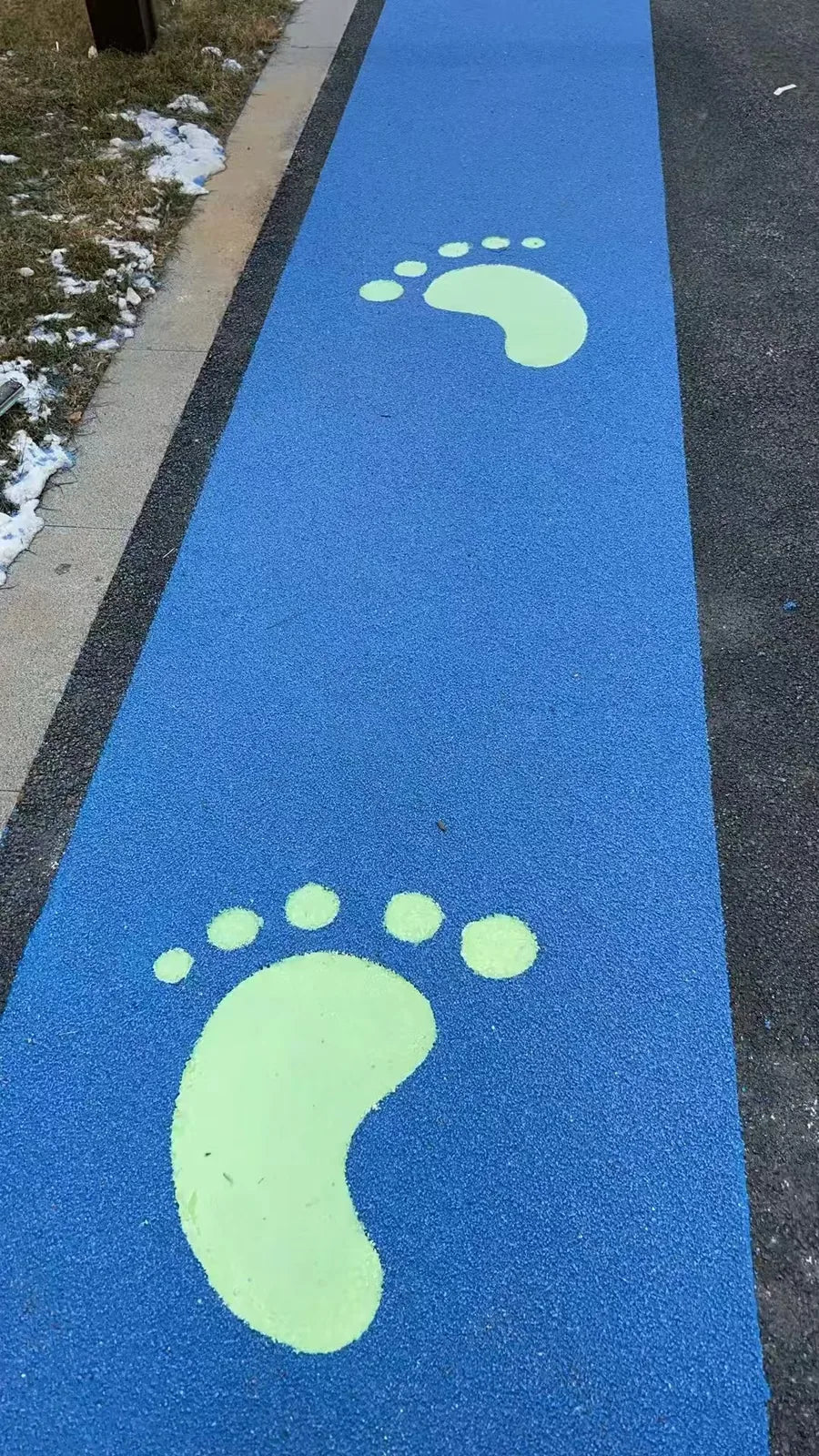 Glowing pavement coating