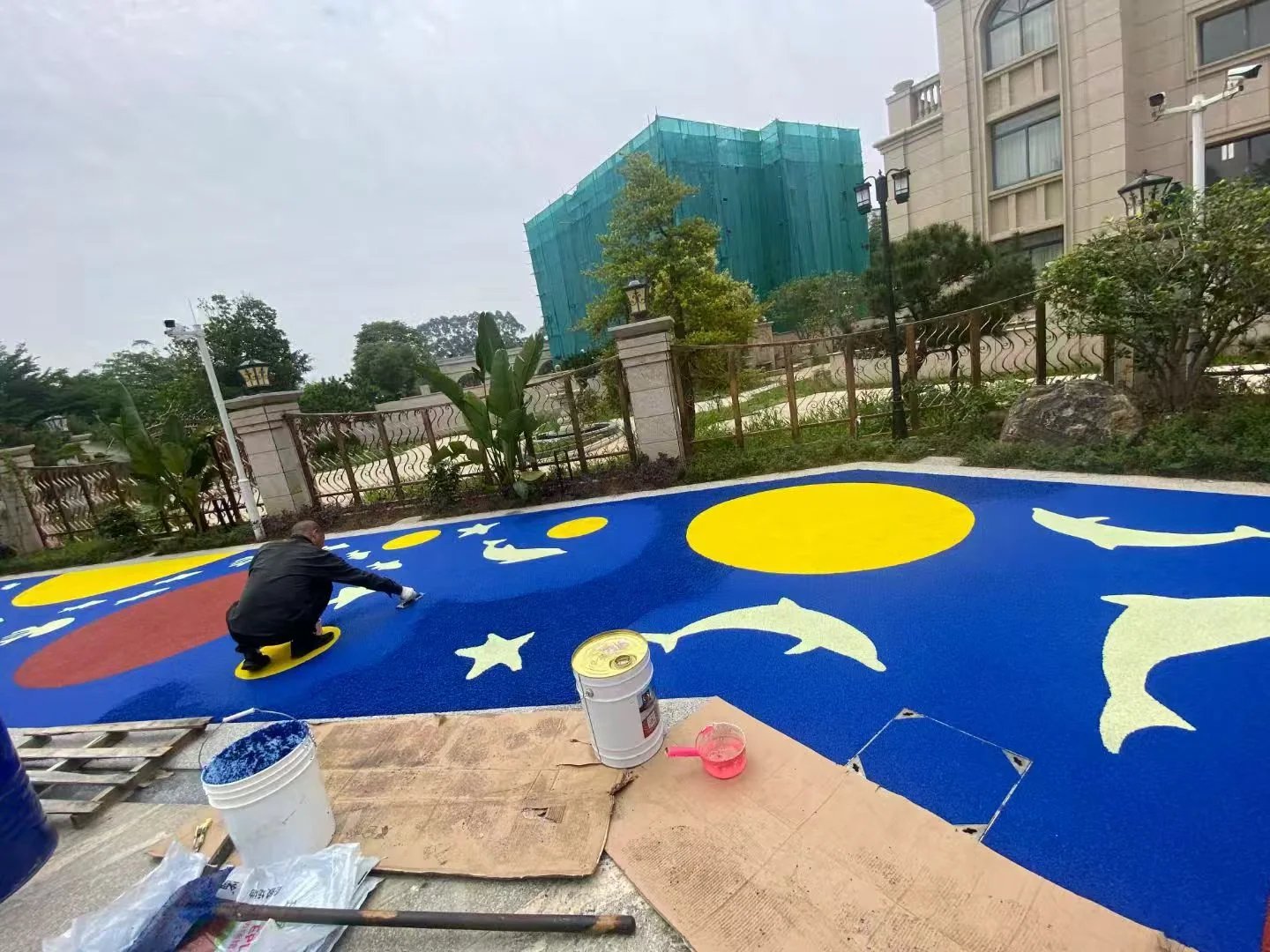 Installing a patterned luminous pavement surface