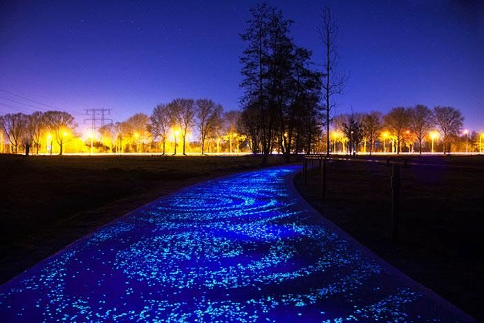 Blue Glow Stone Pathway for Night Landscape Design